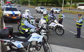 Operativos de control para verificar el cumplimiento del pico y placa en Cali.