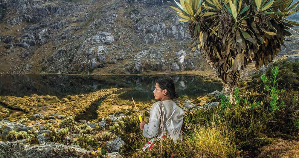 Indígena kogui frente a una laguna sagrada de la Sierra Nevada de Santa Marta.
