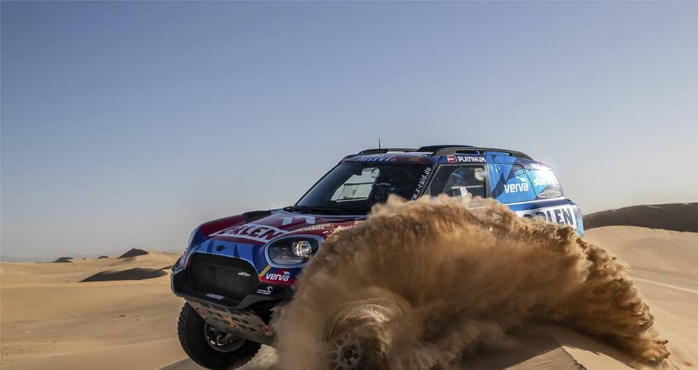 El piloto Jakub Przygonski, de Polonia, y el copiloto Timo Gottschalk, de Alemania, compiten en su Mini durante la octava etapa del Rally Dakar en Wadi Al Dawasir, Arabia Saudita, el lunes 13 de  2020. Foto: Bernat Armangue/ AP.