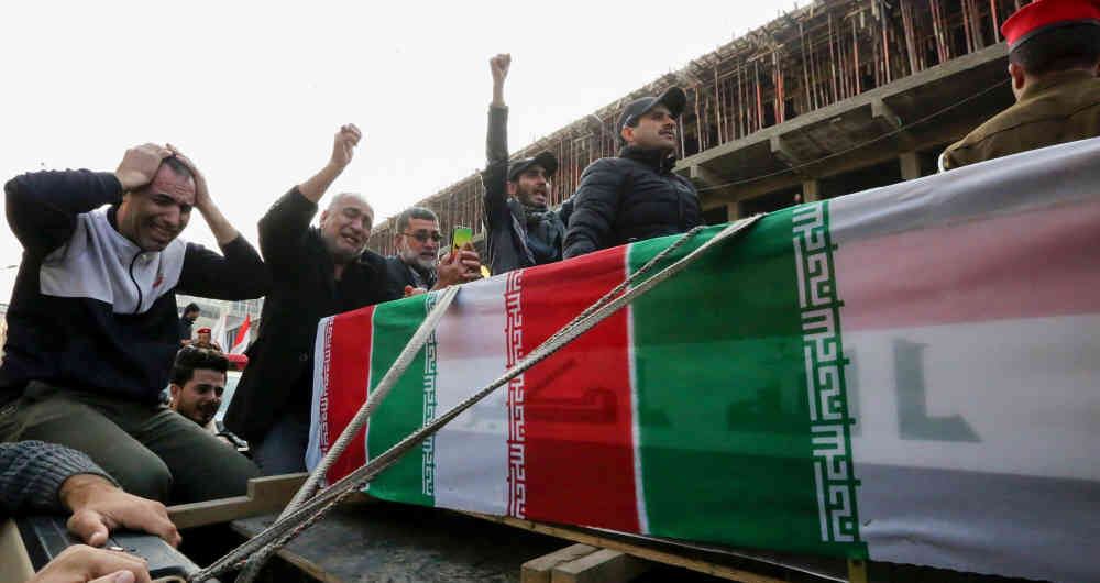 El asesinato en Bagdad del poderoso general iraní Qasem Soleimani puso a Estados Unidos e Irán en el filo de una guerra. Miles de iraníes desfilaron ayer por las calles de Teherán pidiendo venganza. Foto: AFP