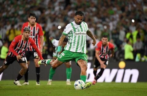 Edwin Cardona tiene un mal recuerdo reciente con los penales, tras lo ocurrido en Copa Libertadores. (Photo by Jaime SALDARRIAGA / AFP)