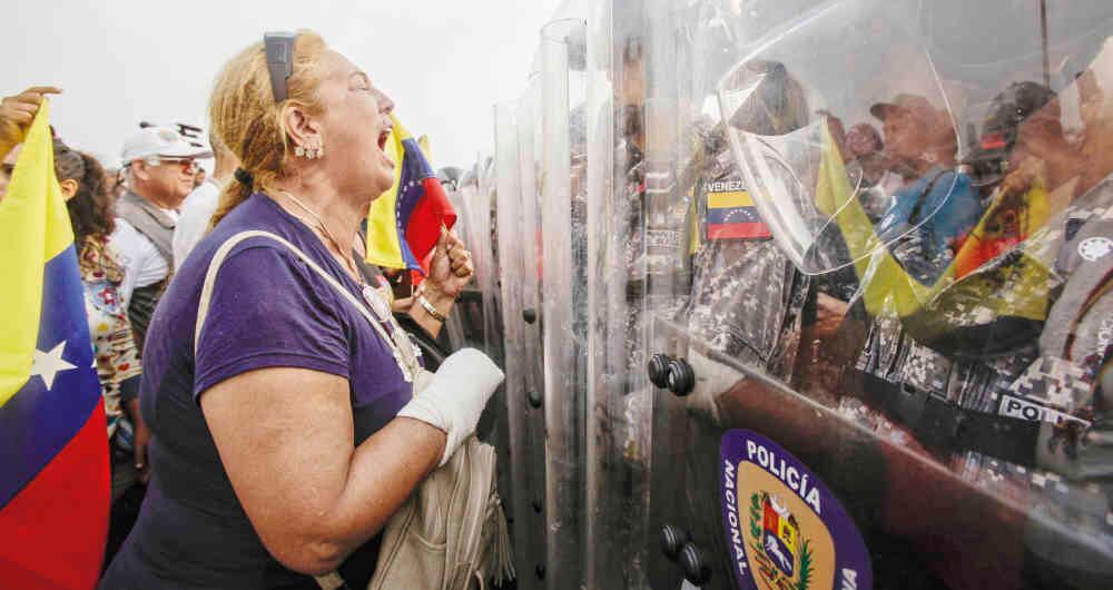 Una frontera de dolor: Muchos venezolanos depositaron su esperanza en el concierto Live Aid Venezuela en Cúcuta. Creyeron que el apoyo internacional tumbaría por fin al régimen de Nicolás Maduro. Sin embargo, nada de eso pasó. En cambio miles de ciudadanos terminaron enfrentados con los colectivos chavistas en la frontera. Y la ayuda humanitaria del exterior nunca llegó. Toneladas de comida y víveres se perdieron.  Foto: Diana Rey Melo / SEMANA