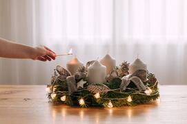 En casa puede hacer la corona de Adviento para celebrar la Navidad.