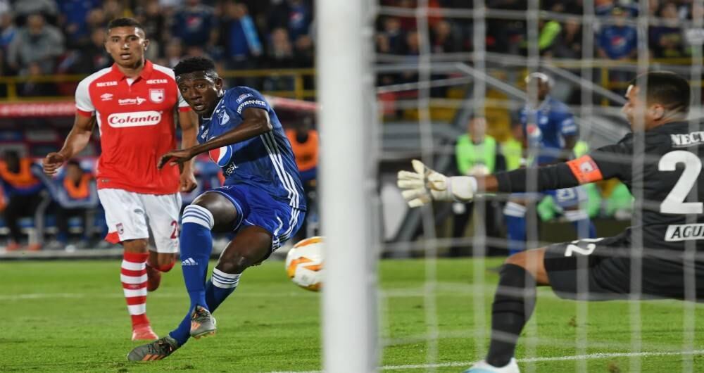 El atacante albiazul definió con pierna derecha para marcar el primer tanto de los embajadores. Hansel Zapata encaró al defensor del expreso rojo y propuso una jugada de pared con Mackalister Silva. Foto: LosMillonarios.Net