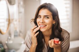 Joven realizando su rutina matutina de cuidado personal